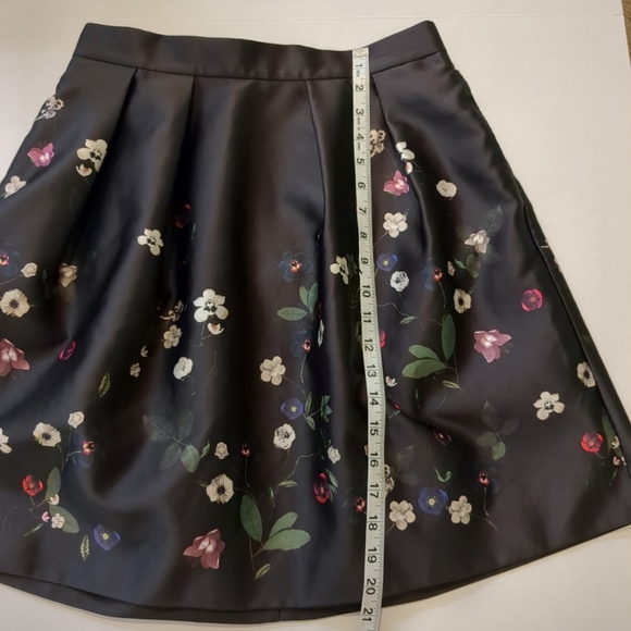 H&M Women's Floral A-Line Skirt With Pockets, Size 10 - Picture 4 of 9